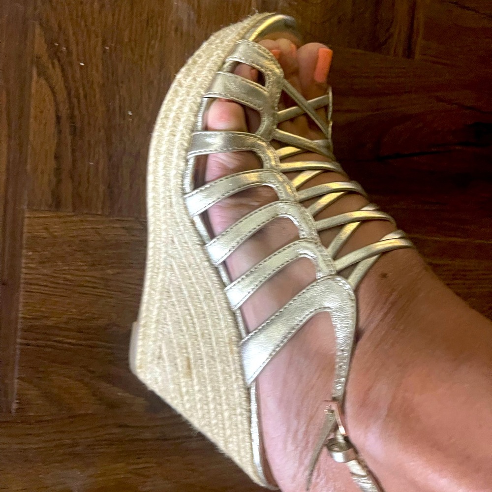 Lauren Blakwell size 8 1/2 gold wedges